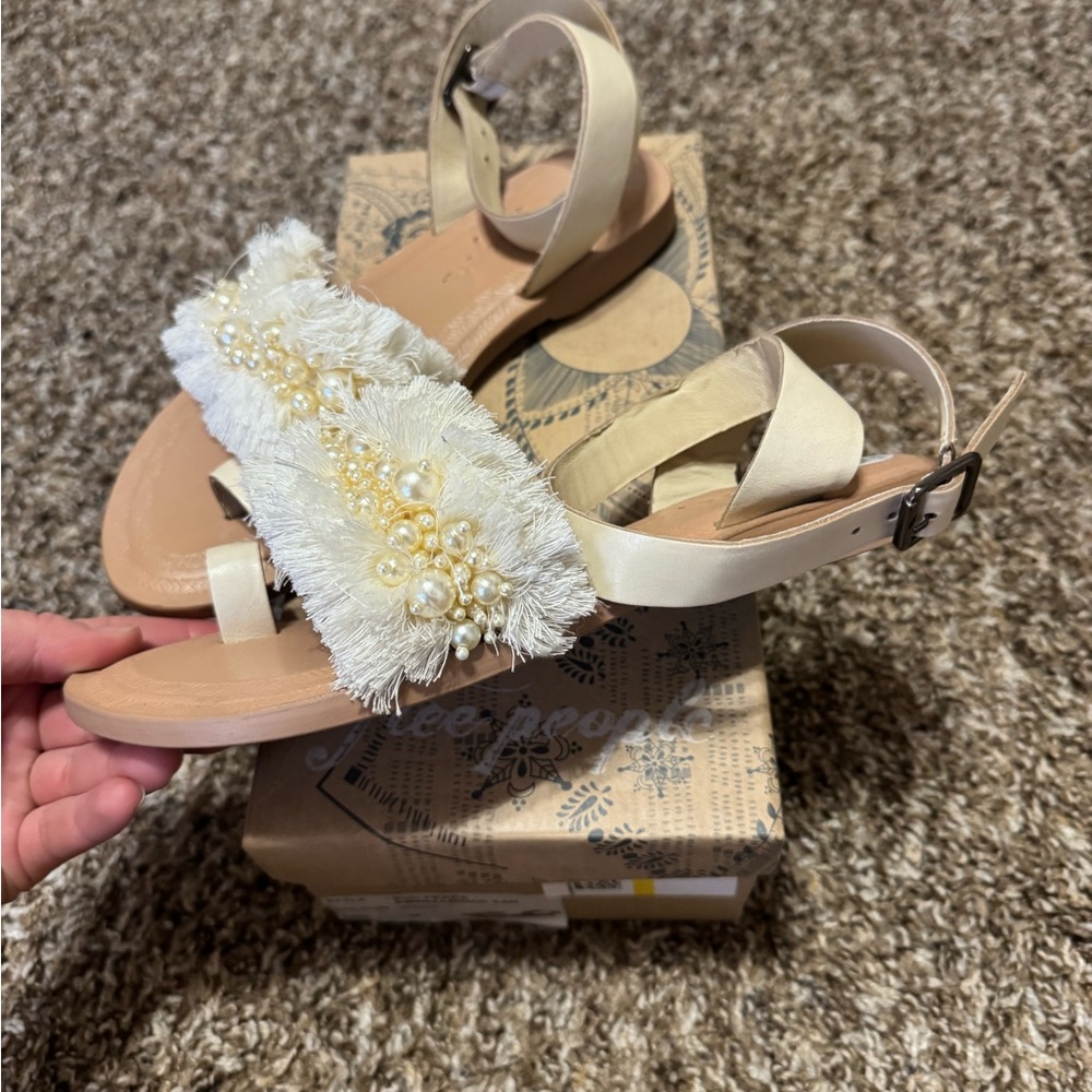 Free People Sun Peaks Embellished Sandals Buckle Closure Ivory EU 39- US 8.5 NEW - Picture 6 of 10
